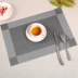 Phong cách châu Âu màu bàn ăn nhà placemat chính tả sọc PVC không trượt chống bỏng cách nhiệt mat mat bảng nhà hàng tối giản - Khăn trải bàn Khăn trải bàn