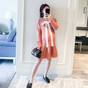 Trang phục bà bầu 2018 mùa thu mới Hàn Quốc của cổ áo búp bê cà vạt thời trang bà bầu áo len rộng rãi