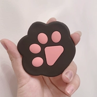 Черная кошка лапа