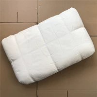 Матрас, белая подушка, постельные принадлежности