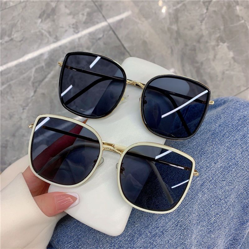 femmes avec de grandes montures élégantes et une haute valeur esthétique Instagram pour le shopping d'été, la protection solaire, les lunettes de soleil_voghion.com