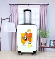 Белая непослушная мышь