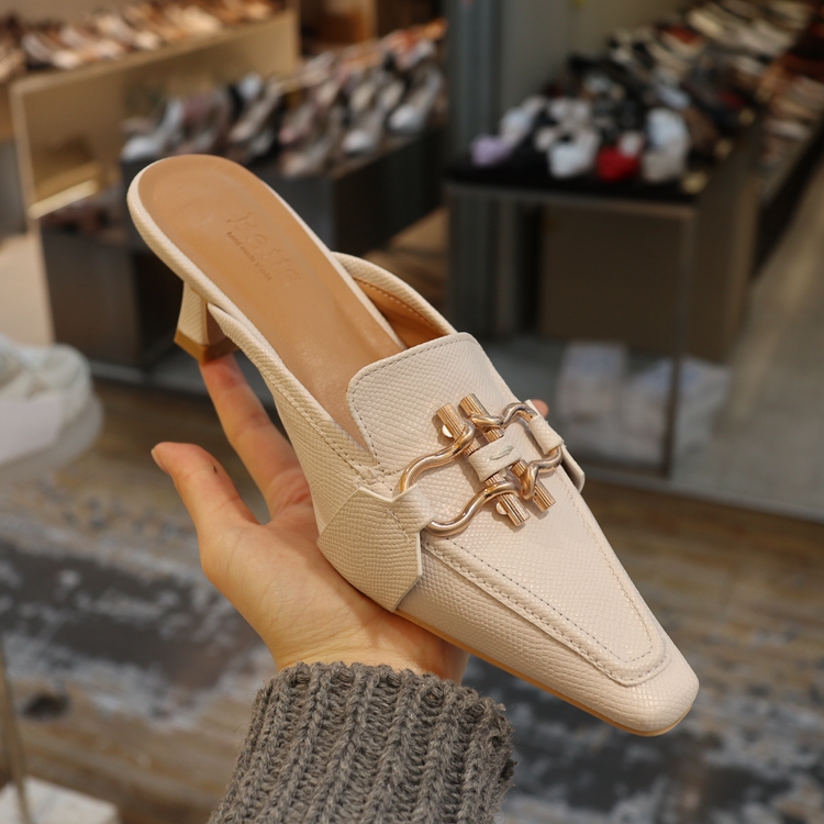 WhiteXiaochi stay Seoul 2020 Spring and summer new pattern Sharp point Fine heel Simple leisure Retro European station Baotou Half slippers tide