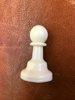 Пластиковые не -магнитные 3,8 -вдворные шахматные аксессуары международные шахматы продаются черно -белые шахматы в одиночку