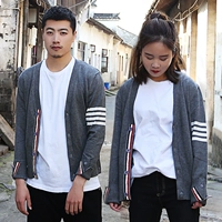 Mùa xuân và Mùa Thu Mỏng TB Cardigan Nam Giới và Phụ Nữ Áo Len Bốn Bar Dệt Kim Rắn Màu V-Cổ Couple Cardigan Áo Khoác Cao Đẳng Gió áo hoodie cặp