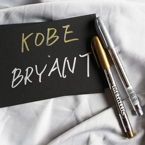 Золотая и серебряная огненная краска на цветовом сценарии