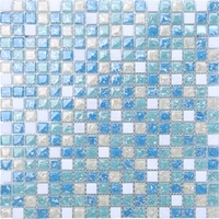 Синий, зеленый и белый ледяной трещины