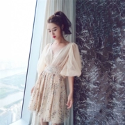 Cheng Haoer new ladies apricot lưới đèn lồng tay áo sexy V-Cổ màu sequins cao eo kỳ nghỉ ăn mặc