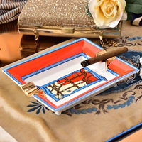 Красная лошадь голова две впадины