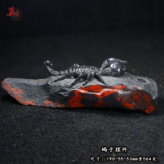 Ювелирный камень 鸡血玉原石雕刻摆件 蝎子 手工雕刻巧色 手把件孤品