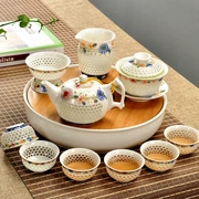 Tinh tế tổ ong bằng sứ màu xanh và trắng Bộ bộ ấm trà gốm kungfu bộ ấm trà chén gỗ rắn phụ kiện khay trà - Trà sứ