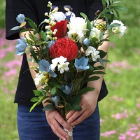 Светло-желтый