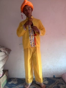 Trang phục múa thiểu số Vân Nam Trang phục nam Yi màu vàng mới Trang phục biểu diễn múa lụa Hulu