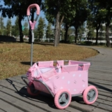 Маленький автомобиль для хранения игрушек.