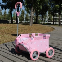 Маленький автомобиль для хранения игрушек.