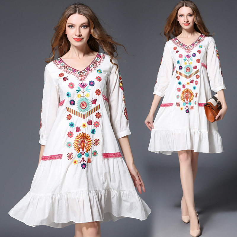 6690-2018波西米亚连衣裙白色大码民族风刺绣海边度假长裙