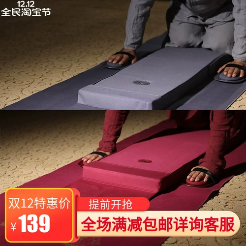 Домохозяйство, стоящее на коленях, чтобы поклоняться большой головой и длинной головой, длинная голова очень гладкая, густая, потающая, дышащая, и поклоняется белой коровьей машине для большого поклонения