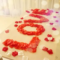 Симуляция роза поддельное признание лепестков, исповедание в свадебной комнате, свадебная рука, романтическая рука посыпана