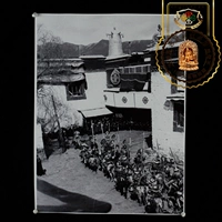 Самурай Тибет Красной Тибет осматривает классические ностальгические черно -белые фотографии храма Джоханга