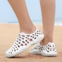 Giày lỗ mới Phiên bản Hàn Quốc của dép đi trong nhà mùa hè dép lê nam và nữ giày lacoste nam