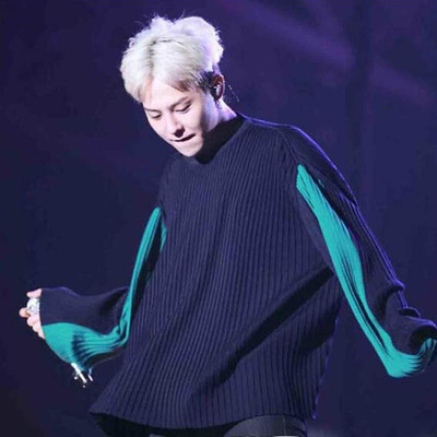 Bigbang buổi hòa nhạc Quan Zhilong với áo khoác áo len màu xanh đậm người đàn ông lỏng lẻo và phụ nữ những người yêu thích