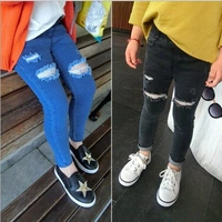 2018 Mới của Hàn Quốc phiên bản của trẻ em mùa xuân và trẻ em mô hình chàng trai và cô gái jeans trẻ em lỗ thoải mái cá tính mềm mại thủy triều hoang dã quần áo trẻ em giá rẻ