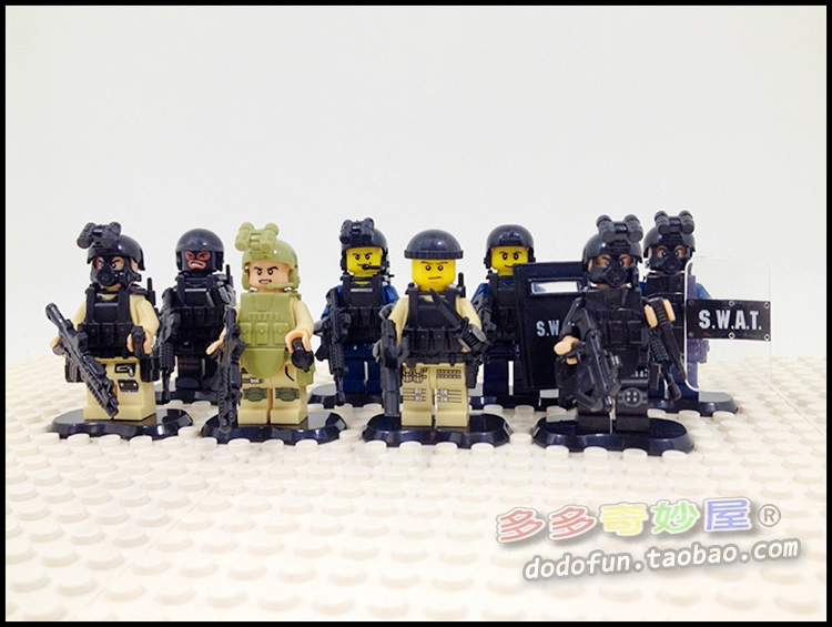 Khối xây dựng quân đội trong nước SWAT trẻ em chống khủng bố đô thị chiến đấu chèn cậu bé bên món quà đồ chơi trang trí - Khác