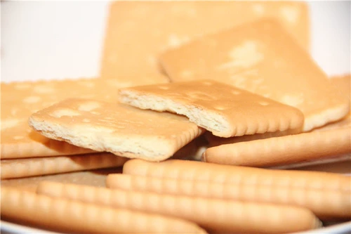 Shandong Specialty Qingdao Qingdai Special Calcium Biscuits 225G Вся коробка для съемки 24 пачки детского кальциевого добавки Классическая еда