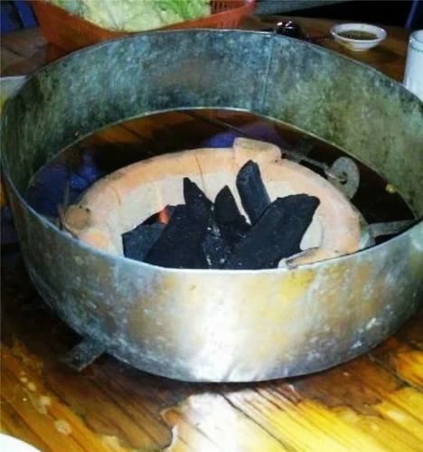 Углеродная печь горячий горшок куриный горшок для древесной печи горячий горшок горячий горшок, корова, пограничная плита, плита горячий горшок в стиле угля в стиле Гонконг.