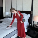 Зимнее сексуальное красное трикотажное дизайнерское трикотажное платье, корсет, длинная юбка, V-образный вырез, тренд сезона, средней длины