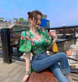 Дизайнерская весенняя короткая зеленая рубашка, тренд сезона, коллекция 2021, V-образный вырез, по фигуре, рукава фонарики