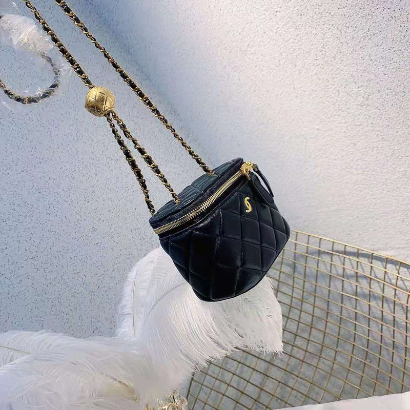 Black 10Cm * 10Cmchain Rhombic grid Lipstick bag Messenger Golden ball package Versatile fashion Internet celebrity The single shoulder bag European station Female bag Mini Bag Small