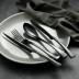 Nhà hàng phương Tây ăn bít tết dĩa và dao nĩa đặt hai miếng đầy đủ bằng dao inox và nĩa