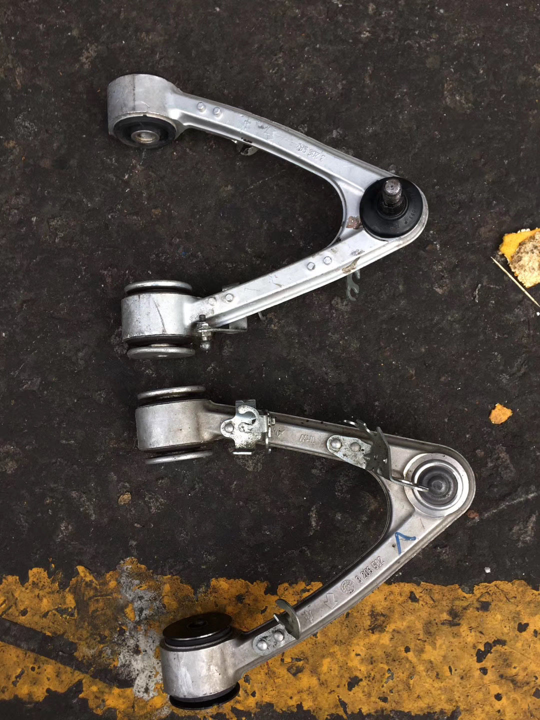 适用于玛莎拉蒂总裁 吉博力 莱万特gts摆臂羊角减震拉杆拆车配件