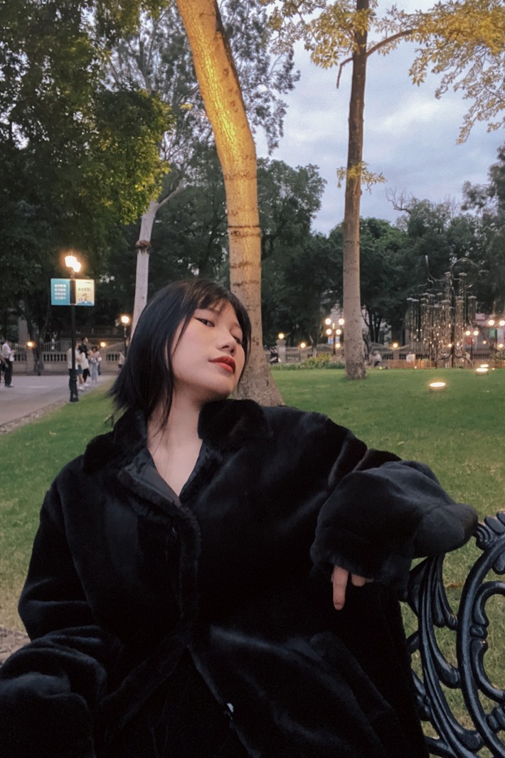 胡斑toohot冬季加厚少女贵妇复古黑色毛绒仿貂cosplay女装