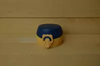 Желтая и синяя крышка