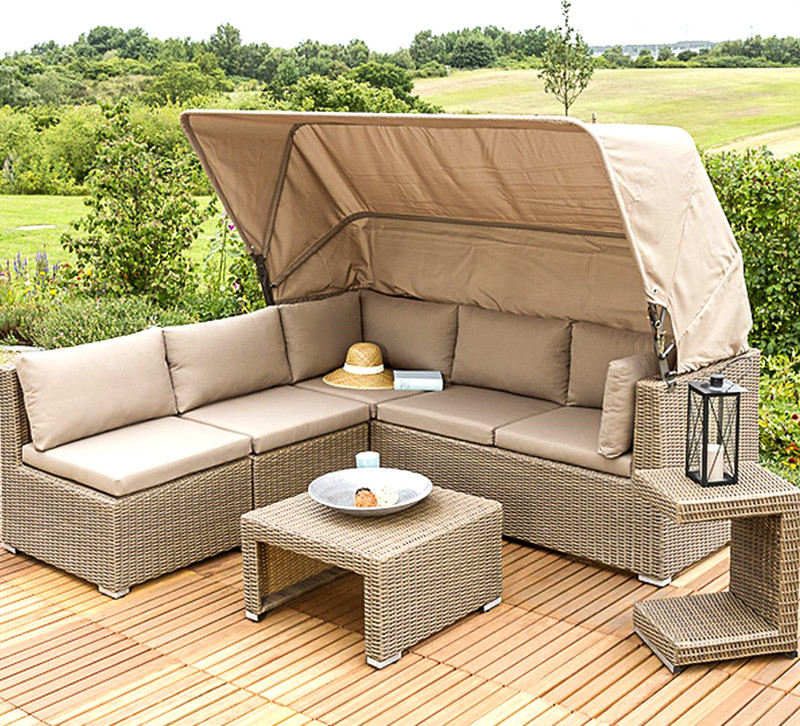 Sofa ngoài trời với giường có màn trang trí, ghế mây, B&B giải trí, sân khách sạn, quán cà phê sân thượng, nội thất kết hợp sofa mây