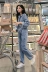 Izs denim jumpsuit của phụ nữ jumpsuit dài tay áo eo ánh sáng màu xanh lỏng bf gió dụng cụ mảnh jeans triều quần bò nữ Quần jean