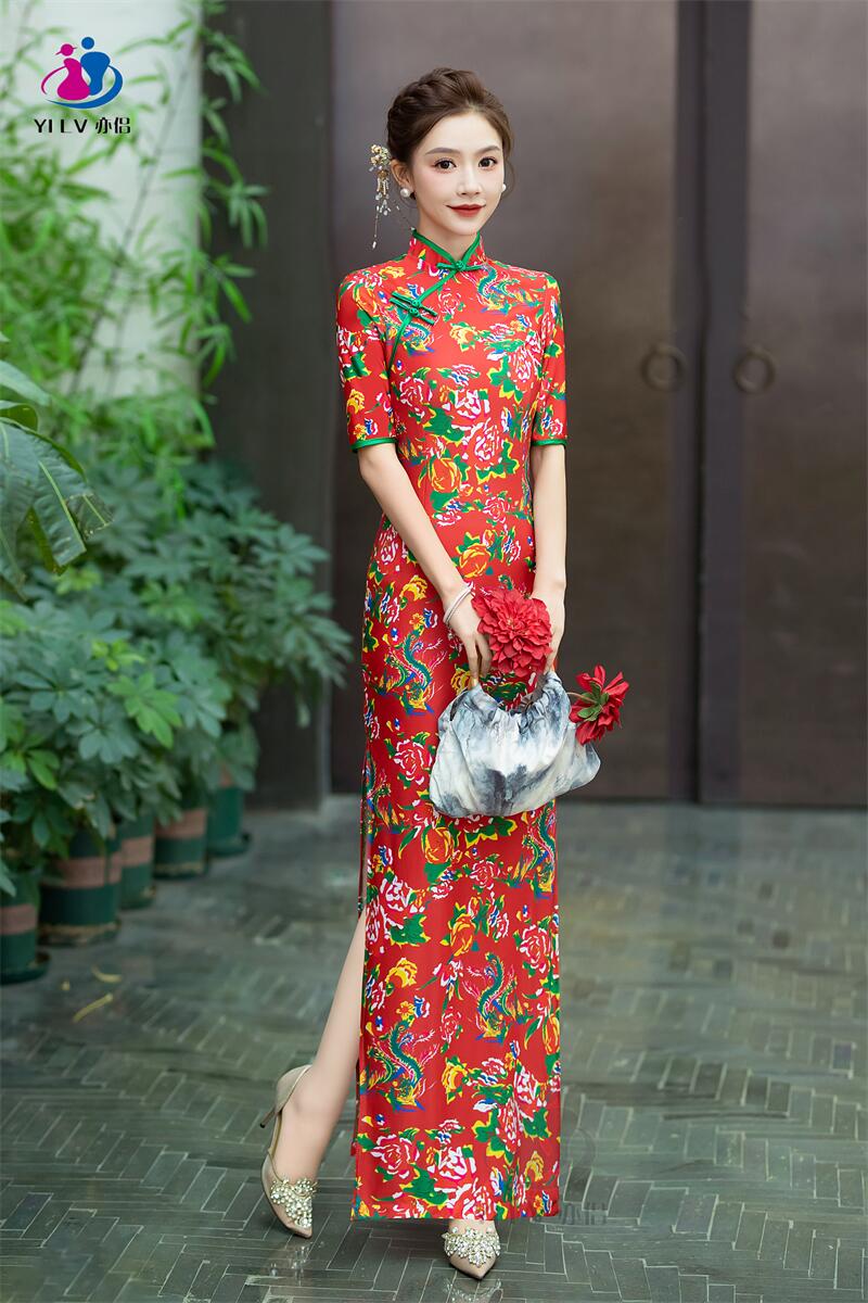 Retro elegant red cheongsam Retro elegant red cheongsam