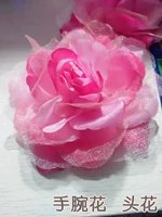Розовый цветок на запястье