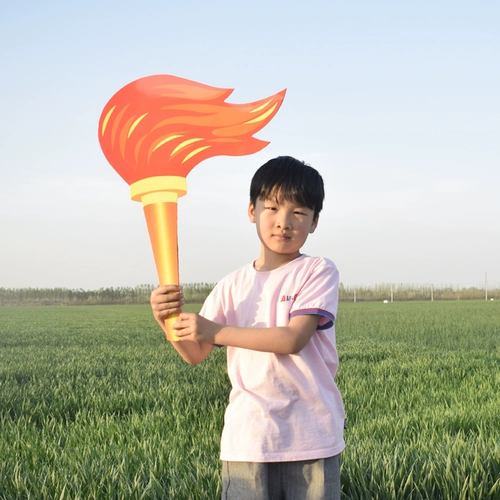 Детские игры зачисляют и заправляют реквизит, чтобы провести церемонию открытия.