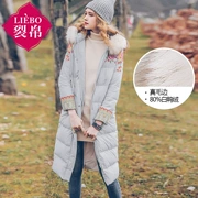 Tách 帛 2017 mùa đông phong cách mới thực sự cổ áo lông thú trùm đầu thêu trên đầu gối dài phần vịt trắng xuống áo khoác nữ 51171442 - Xuống áo khoác