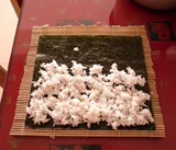 Специальная цена суши с морскими водорослями отправляется в суши катящиеся занавес