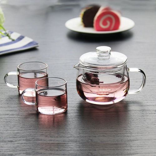 Глянцевый маленький ароматизированный чай, заварочный чайник, чайный сервиз, мундштук