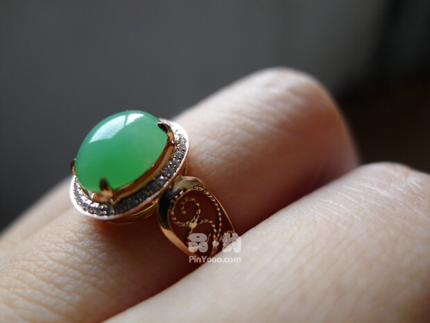 [品约]翡翠a货满绿阳绿蛋面18k黄铲边镶钻卷叶花丝戒臂戒指 - 商业交