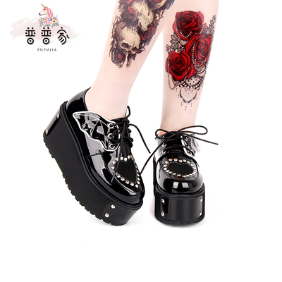taobao agent Pup family 19 years new Gothic shoes Diablo Diablo Rock Demon Wings Wing Rivet thick bottom loose cake shoes 8828