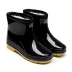 Những mẫu giày mùa thu và mùa đông ấm áp cho nam những đôi giày chống trượt nước trong những chiếc giày ống ống ngắn cộng với chất liệu nhung dày, thời trang ủng bảo vệ giày Rainshoes
