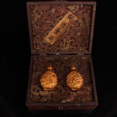 Винтажные предметы обихода из золота 珍藏纯铜鎏金鼻烟壶一对配老漆器盒一个