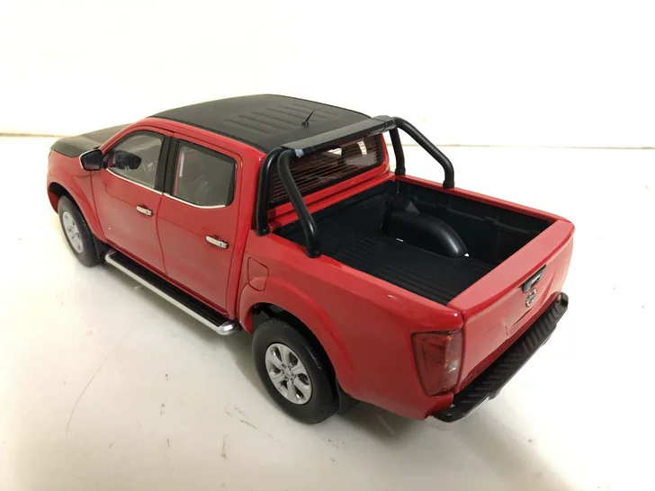 Специальное предложение 1:18 модель спорткара Zhengzhou Nissan Navara Pipka (красный черный)