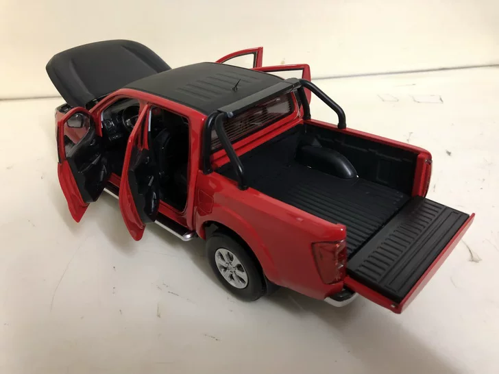 Специальное предложение 1:18 модель спорткара Zhengzhou Nissan Navara Pipka (красный черный)